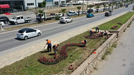 Ana arterde peyzaj ve çevre düzenlemeleri devam ediyor