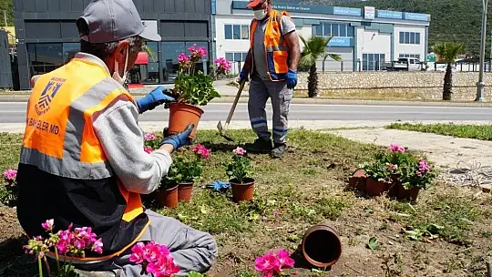 Ana arterde peyzaj ve çevre düzenlemeleri devam ediyor