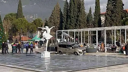 ARAÇ SU FISKİYE ALANINI ÇÖKERTTİ, MAHSUR KALDI