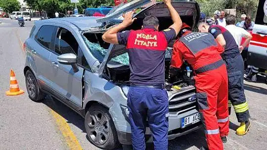 Araçta sıkışan vatandaşı itfaiye kurtardı