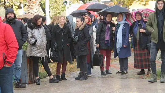 Doğacak bebeğini göremedi 