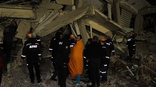 Bakanlar deprem bölgesine gitti