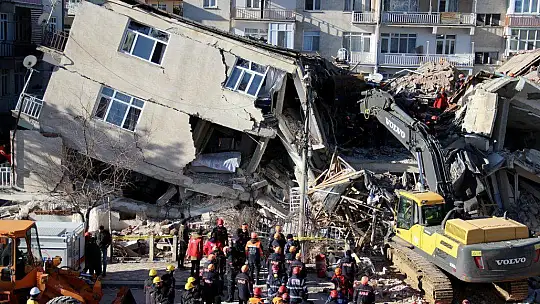 Bakanlar deprem bölgesine gitti
