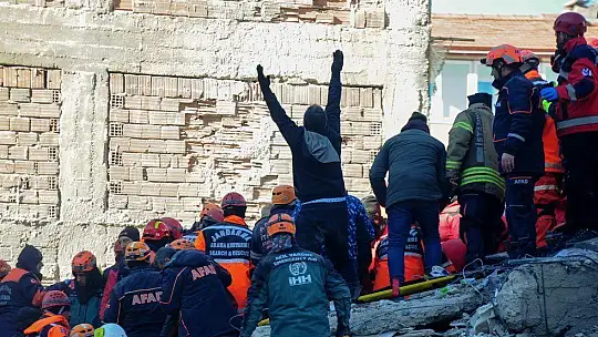 Bakanlar deprem bölgesine gitti