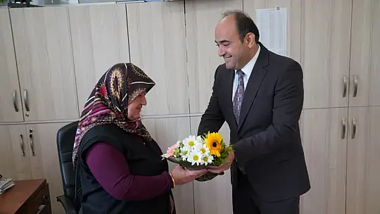 Başkan Akdenizli'den Anneler Günü Çiçeği