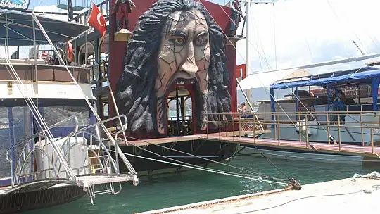 Balıkçılar Ve Ticari Tekneler Demir Aldı