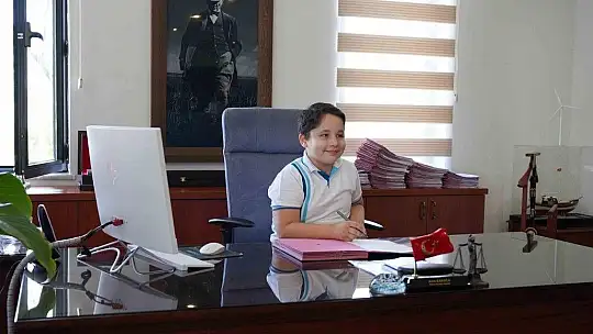 Başkan Karaca Makamını Minik Öğrenciye Devretti