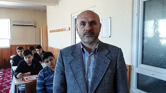 Yarım Asırlık Tecrübesiyle Hat Sanatı Öğretiyor