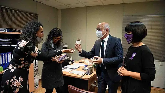 Kadın personellere çiçek takdim ettiler