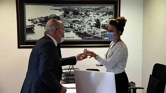 Kadın personellere çiçek takdim ettiler