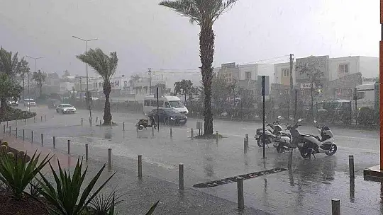 Bodrum'da sağanak yağış etkili oluyor