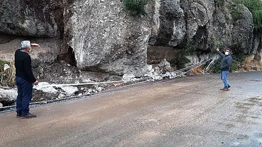 Bodrum'da tonlarca ağırlıktaki dev kaya parçası yola düştü