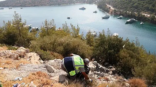 Bodrum'u elleriyle temizliyorlar: 1 ton çöp topladılar