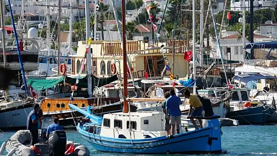Bodrumlu süngerciler anısına sünger heykeli açılışı yapıldı