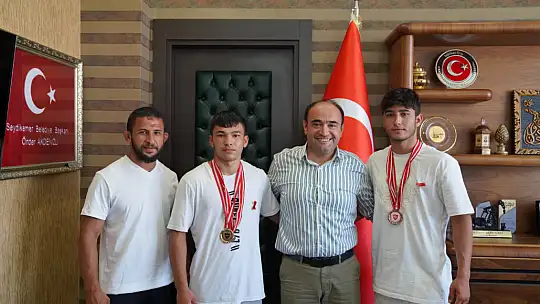 Başkan Akdenizli'den Başarılı Güreşçilere Altın