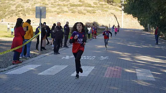 SEYDİKEMER BÜYÜK ATATÜRK KOŞUSU'NDA DERECEYE GİRENLER ÖDÜLLENDİRİLDİ