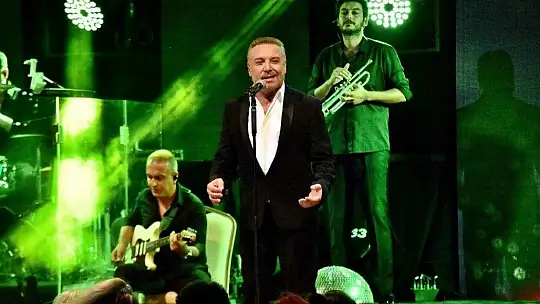 Cenk Eren hayranlarını coşturdu