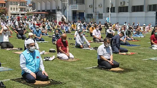 Fethiye'de Cuma namazını stadyumda kıldılar