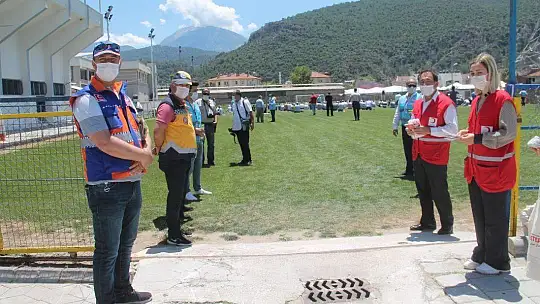 Fethiye'de Cuma namazını stadyumda kıldılar