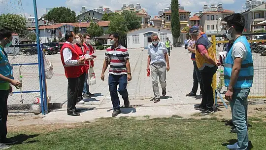 Fethiye'de Cuma namazını stadyumda kıldılar