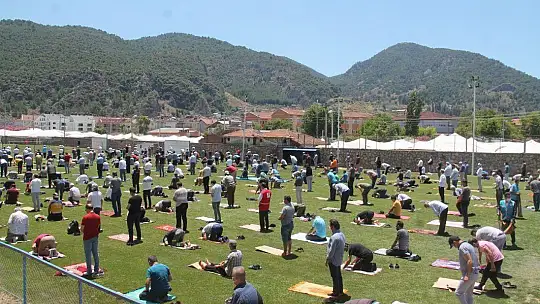 Fethiye'de Cuma namazını stadyumda kıldılar