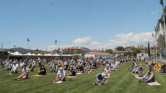 Fethiye'de Cuma namazını stadyumda kıldılar