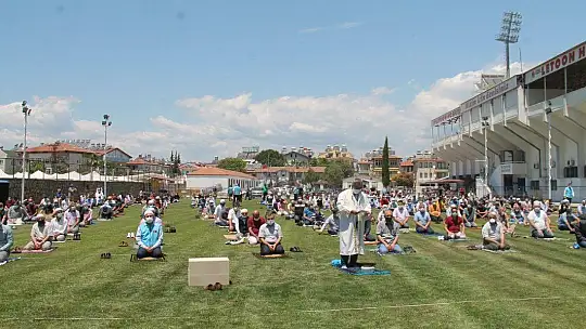 Fethiye'de Cuma namazını stadyumda kıldılar