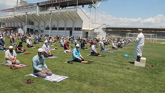 Fethiye'de Cuma namazını stadyumda kıldılar