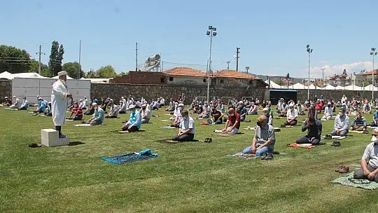 Fethiye'de Cuma namazını stadyumda kıldılar