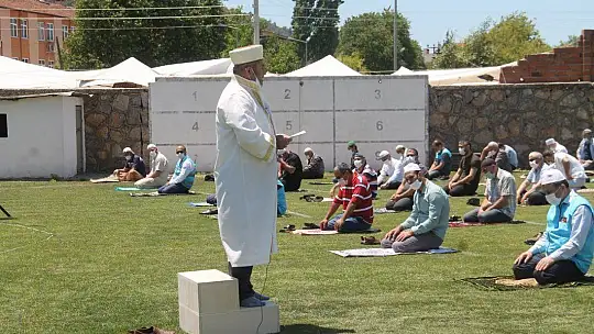 Fethiye'de Cuma namazını stadyumda kıldılar