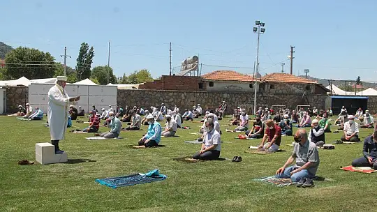 Fethiye'de Cuma namazını stadyumda kıldılar