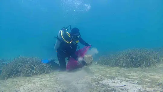 Deniz'in dibinden 2 saatte 192 kilogram çöp çıktı