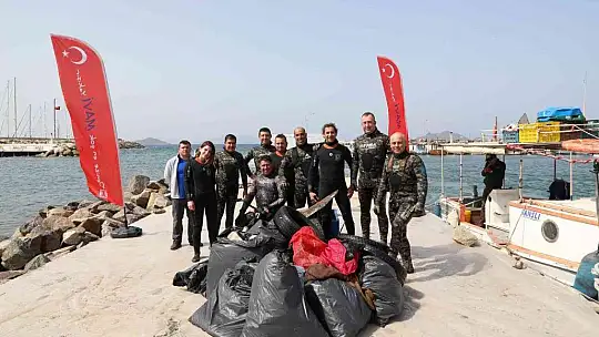 Deniz'in dibinden 2 saatte 192 kilogram çöp çıktı