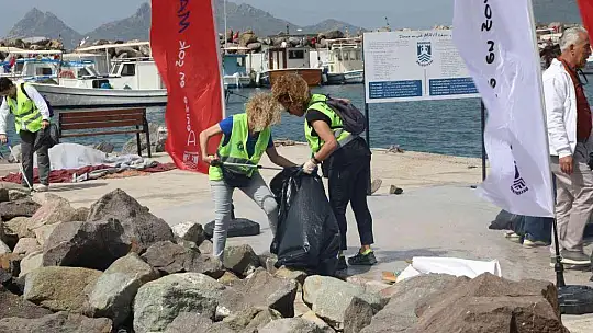 Deniz'in dibinden 2 saatte 192 kilogram çöp çıktı