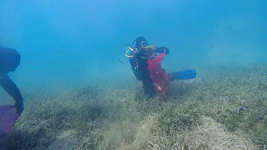 Deniz'in dibinden 2 saatte 192 kilogram çöp çıktı