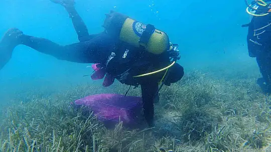Deniz'in dibinden 2 saatte 192 kilogram çöp çıktı