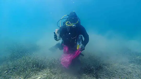 Deniz'in dibinden 2 saatte 192 kilogram çöp çıktı