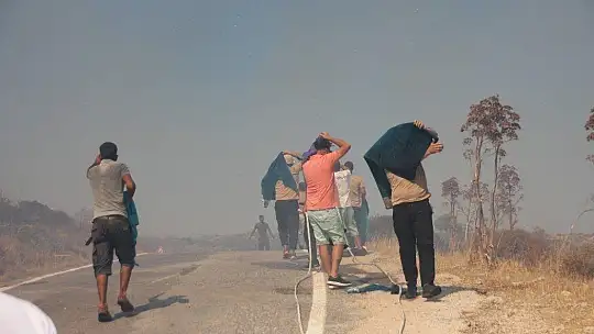Denizden çıkan turistler yangını söndürmeye gitti