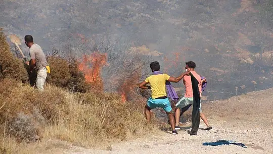 Denizden çıkan turistler yangını söndürmeye gitti