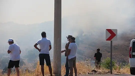 Denizden çıkan turistler yangını söndürmeye gitti
