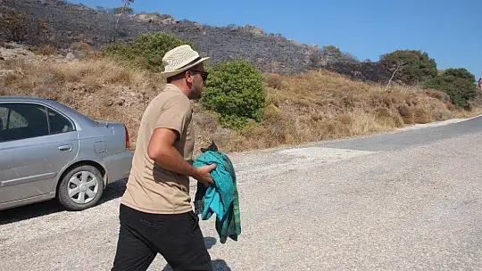 Denizden çıkan turistler yangını söndürmeye gitti