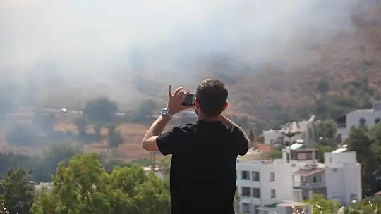 Denizden çıkan turistler yangını söndürmeye gitti