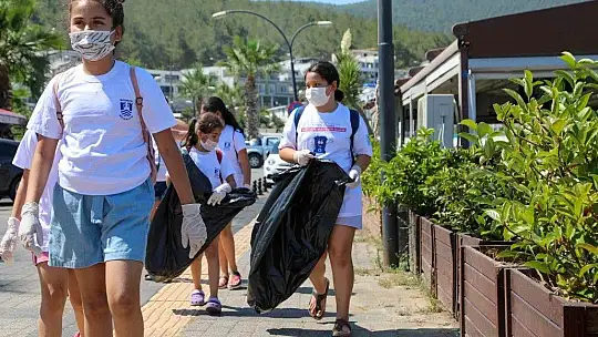 'Denize En Çok Mavi Yakışır' Diyerek Deniz Dibi Temizliği Yaptılar