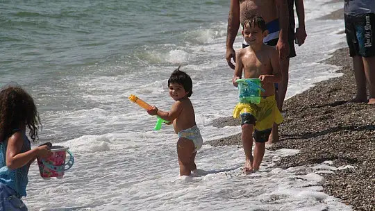 Fethiye'de Gençler Denize Koştu