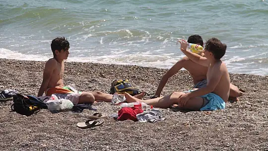 Fethiye'de Gençler Denize Koştu