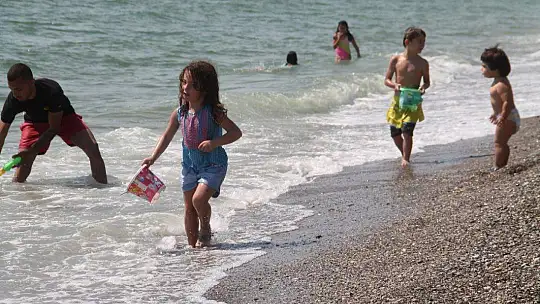 Fethiye'de Gençler Denize Koştu