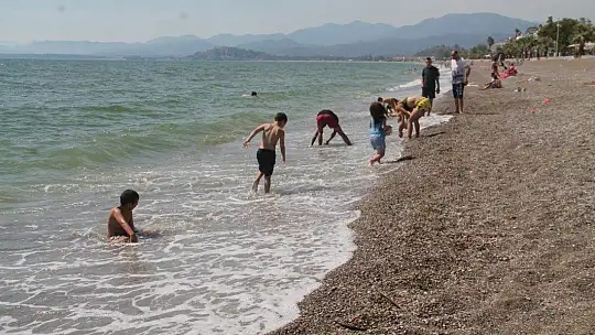 Fethiye'de Gençler Denize Koştu