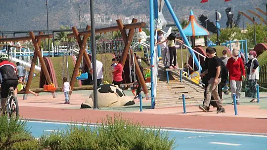 Fethiye'de Gençler Denize Koştu