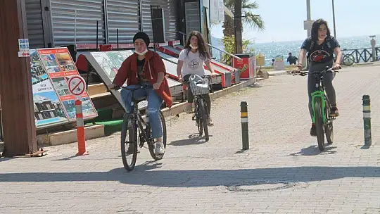 Fethiye'de Gençler Denize Koştu