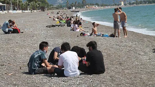 Fethiye'de Gençler Denize Koştu